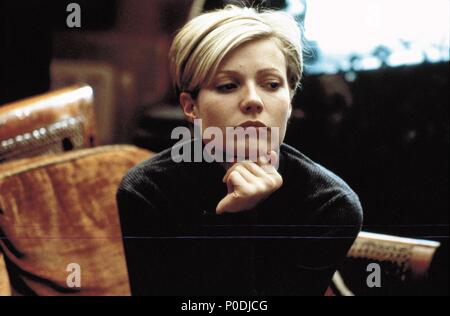 Original Film Title: SLIDING DOORS.  English Title: SLIDING DOORS.  Film Director: PETER HOWITT.  Year: 1998.  Stars: GWYNETH PALTROW. Copyright: Editorial inside use only. This is a publicly distributed handout. Access rights only, no license of copyright provided. Mandatory authorization to Visual Icon (www.visual-icon.com) is required for the reproduction of this image. Credit: PARAMOUNT PICTURES / BAILEY, ALEX / Album Stock Photo