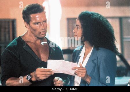 Original Film Title: COMMANDO.  English Title: COMMANDO.  Film Director: MARK L. LESTER.  Year: 1985.  Stars: ARNOLD SCHWARZENEGGER; RAE DAWN CHONG. Credit: 20TH CENTURY FOX / BROOM, BRUCE / Album Stock Photo