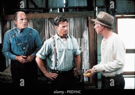 Original Film Title: OF MICE AND MEN.  English Title: OF MICE AND MEN.  Film Director: GARY SINISE.  Year: 1992.  Stars: GARY SINISE; JOHN MALKOVICH. Credit: M.G.M / Album Stock Photo