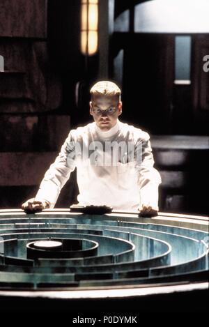 Original Film Title: DARK CITY.  English Title: DARK CITY.  Film Director: ALEX PROYAS.  Year: 1998.  Stars: KIEFER SUTHERLAND. Credit: MISTERY CLOCK / BOLAND, JASIN / Album Stock Photo