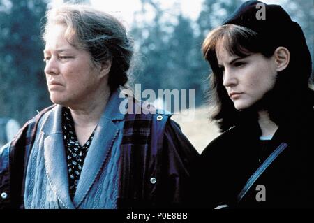 Original Film Title: DOLORES CLAIBORNE.  English Title: DOLORES CLAIBORNE.  Film Director: TAYLOR HACKFORD.  Year: 1995.  Stars: KATHY BATES; JENNIFER JASON LEIGH. Credit: CASTLE ROCK ENTERTAINMENT / CLIFFORD, JOHN / Album Stock Photo