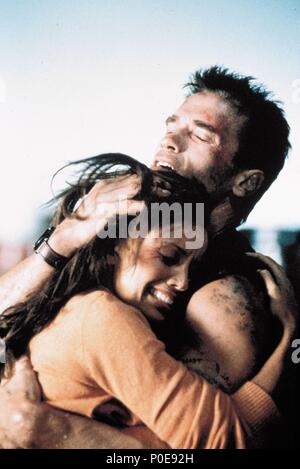 Original Film Title: ERASER.  English Title: ERASER.  Film Director: CHARLES RUSSELL.  Year: 1996.  Stars: ARNOLD SCHWARZENEGGER. Credit: WARNER BROTHERS / Album Stock Photo