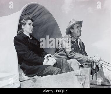 Original Film Title: BEND OF THE RIVER.  English Title: BEND OF THE RIVER.  Film Director: ANTHONY MANN.  Year: 1952.  Stars: JAMES STEWART; JULIE ADAMS. Credit: UNIVERSAL PICTURES / Album Stock Photo