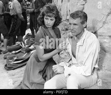 Original Film Title: THE PRIDE AND THE PASSION.  English Title: THE PRIDE AND THE PASSION.  Film Director: STANLEY KRAMER.  Year: 1957.  Stars: CARY GRANT; SOPHIA LOREN. Credit: STANLEY KRAMER CO./UNITED ARTISTS / Album Stock Photo