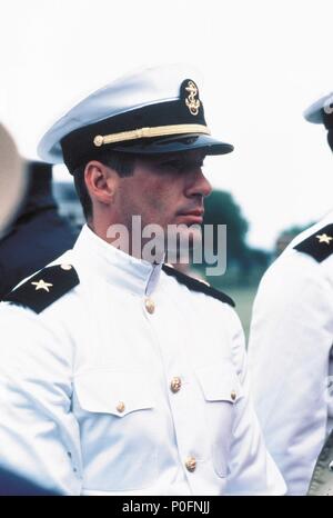Original Film Title: AN OFFICER AND A GENTLEMAN.  English Title: AN OFFICER AND A GENTLEMAN.  Film Director: TAYLOR HACKFORD.  Year: 1982.  Stars: RICHARD GERE. Credit: PARAMOUNT PICTURES / Album Stock Photo