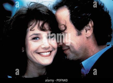 Original Film Title: FORGET PARIS.  English Title: FORGET PARIS.  Film Director: BILLY CRYSTAL.  Year: 1995.  Stars: DEBRA WINGER; BILLY CRYSTAL. Credit: CASTLE ROCK ENTERTAINMENT / Album Stock Photo