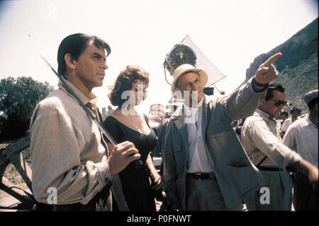 Original Film Title: THE PRIDE AND THE PASSION.  English Title: THE PRIDE AND THE PASSION.  Film Director: STANLEY KRAMER.  Year: 1957.  Stars: SOPHIA LOREN; FRANK SINATRA; STANLEY KRAMER. Credit: STANLEY KRAMER CO./UNITED ARTISTS / Album Stock Photo