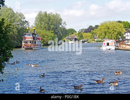 A view of the River Bure on the Norfolk Broads by the Ferry Inn at Horning, Norfolk, England, United Kingdom. Stock Photo