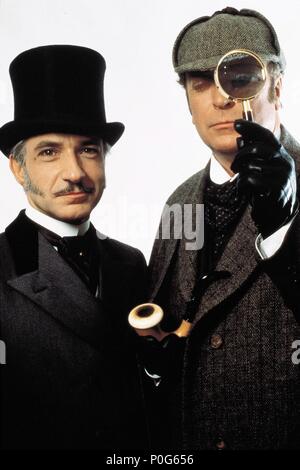 Original Film Title: WITHOUT A CLUE.  English Title: WITHOUT A CLUE.  Film Director: THOM EBERHARDT.  Year: 1988.  Stars: MICHAEL CAINE; BEN KINGSLEY. Credit: RANK / Album Stock Photo