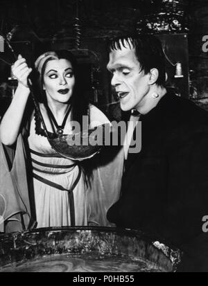Original Film Title: THE MUNSTERS.  English Title: THE MUNSTERS.  Year: 1964.  Stars: YVONNE DE CARLO; FRED GWYNNE. Credit: CBS/MCA/UNIVERSAL / Album Stock Photo