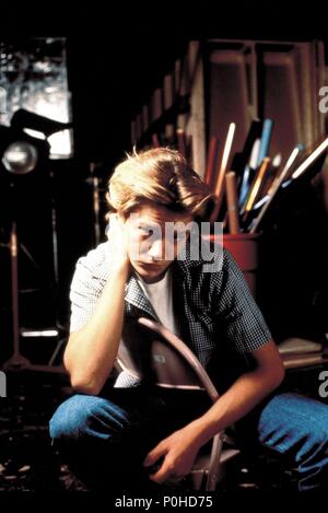 Original Film Title: RUNNING ON EMPTY.  English Title: RUNNING ON EMPTY.  Film Director: SIDNEY LUMET.  Year: 1988.  Stars: RIVER PHOENIX. Credit: WARNER BROTHERS / Album Stock Photo