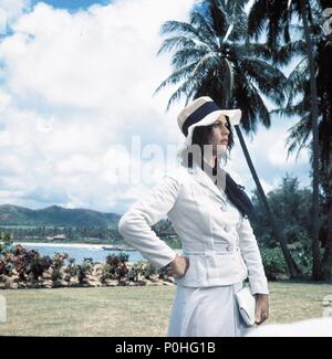 DONOVAN'S REEF (1963) ELIZABETH ALLEN, JOHN WAYNE DNV 001 L Stock Photo ...