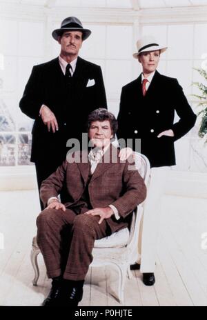 Original Film Title: VICTOR / VICTORIA.  English Title: VICTOR / VICTORIA.  Film Director: BLAKE EDWARDS.  Year: 1982.  Stars: JULIE ANDREWS; JAMES GARNER; ROBERT PRESTON. Credit: M.G.M/UNITED ARTIST / Album Stock Photo