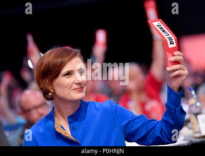 09 June 2018, Germany, Leipzig: Katja Kipping, chairwoman of The Left party, holds up her voting ballot at the national party conference of The Left party. Photo: Britta Pedersen/dpa Stock Photo