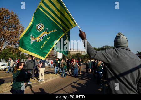 Johannesburg, South Africa, 9 June 2018.  Springbok flags for sale outside the   Johannesburg's Emirates Stadium for the first rugby test of the three test tour between South Africa and England. Guy Oliver/Alamy News Live Stock Photo