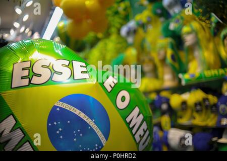 Sao Paulo, Brazil. 9th June, 2018. Brazilians go shopping for props with national colors in the week before the start of the 2018 World Cup Credit: Dario Oliveira/ZUMA Wire/Alamy Live News Stock Photo