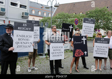 Mainz, Germany. 9th June 2018. Protester stand at the vigil with posters. The parliamentary party in the Landtag (parliament) of Rhineland-Palatinate of the right-wing AfD party (Alternative for Germany) organised a vigil outside the Rhineland-Palatinate State Chancellery in Mainz for the teenager Susanna F., who was killed by an Asylum seeker.  They also called for both to resign. Credit: Michael Debets/Alamy Live News Credit: Michael Debets/Alamy Live News Stock Photo