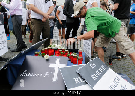 Mainz, Germany. 9th June 2018. A man puts a candle on a make-shift shrine. The parliamentary party in the Landtag (parliament) of Rhineland-Palatinate of the right-wing AfD party (Alternative for Germany) organised a vigil outside the Rhineland-Palatinate State Chancellery in Mainz for the teenager Susanna F., who was killed by an Asylum seeker.  They also called for both to resign. Credit: Michael Debets/Alamy Live News Credit: Michael Debets/Alamy Live News Stock Photo