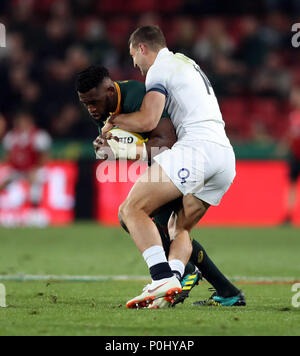 Emirates Airline Park, Johannesburg, South Africa, 9th June 2018, Jonny May of England tackling Siya Kolisi (captain) of South Africa during the 2018 Castle Lager Incoming Series 1st Test match between South Africa and England Credit: Action Plus Sports Images/Alamy Live News Stock Photo