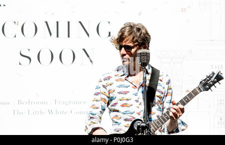 Sao Paulo, Sao Paulo, Brazil. 9th June, 2018. Street artist performing in Dublin, Ireland. Credit: Paulo Lopes/ZUMA Wire/Alamy Live News Stock Photo