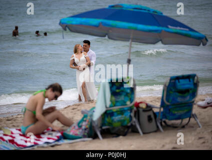 West Palm Beach, Florida, USA. 9th June, 2018. Ekaterina Kostioukhina, Russia, and Pedro Barthelmes, Peru, pose for an engagement photo on Mid-town Beach in Palm Beach, Florida on June 9, 2018. The couple is getting married this summer and are planning a honeymoon at Honeymoon Island State Park in Dunedin, FL. Credit: Allen Eyestone/The Palm Beach Post/ZUMA Wire/Alamy Live News Stock Photo