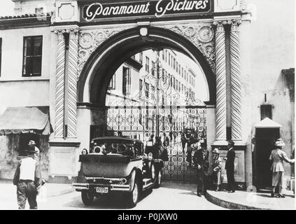 Description: Estudio Paramount. 'The Bronson Gate', la puerta más célebre de Hollywood, que da acceso al estudio Paramount. Así se mostró en 1950 en la película 'El crepúsculo de los dioses'..  Original Film Title: FILM HISTORY: PARAMOUNT PICTURES.  English Title: FILM HISTORY: PARAMOUNT PICTURES. Stock Photo