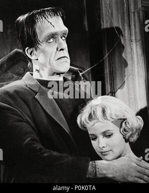 Original Film Title: THE MUNSTERS.  English Title: THE MUNSTERS.  Year: 1964.  Stars: FRED GWYNNE; BEVERLEY OWEN. Credit: CBS/MCA/UNIVERSAL / Album Stock Photo