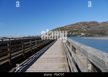 Afon-mawddach Barmouth, Wales, UK. People walking over the Estuary Rail/Footbridge. Stock Photo