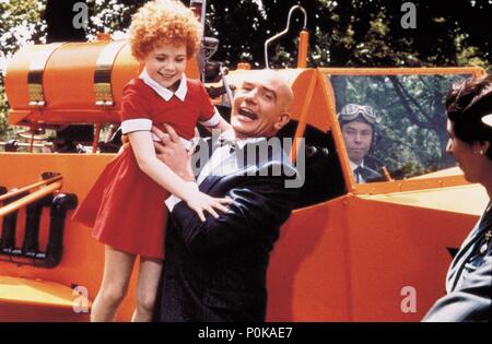 Original Film Title: ANNIE.  English Title: ANNIE.  Film Director: JOHN HUSTON.  Year: 1982.  Stars: ALBERT FINNEY; AILEEN QUINN. Credit: COLUMBIA PICTURES / Album Stock Photo