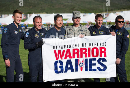 U.S. Air Force Gen. Paul J. Selva, Vice Chairman of the Joint Chiefs of Staff, poses for a picture with the Air Force Wings of Blue Parachute team holding the Warrior Games flag, June 2, 2018, at the DoD Warrior Games. The Warrior Games, taking place June 1-9, 2018, at the U.S. Air Force Academy in Colorado, are a Paralympic-style competition for wounded, and injured service members from all U.S. branches of service and this year include teams from the United Kingdom Armed Forces, Australian Defence Force and Canadian Armed Forces. (DoD photo by Master Sgt. Stephen D. Schester) Stock Photo