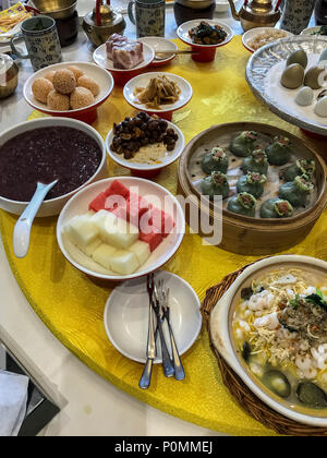 Yangzhou, Jiangsu, China.  Table Setting for Breakfast, Ye Chun Garden Tea House.  Jade Buns (green), shrimp, noodles, mushrooms, crab Stock Photo