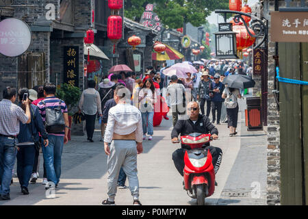 Yangzhou, Jiangsu, China.  Dong Guan Street Scene. Stock Photo