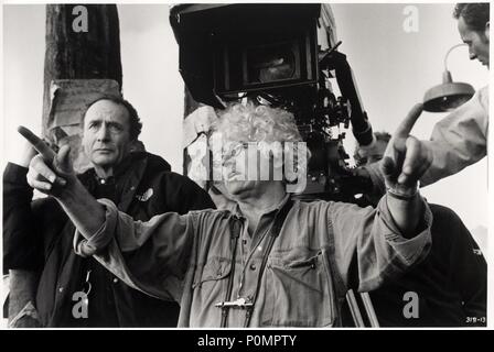 Original Film Title: ENEMY AT THE GATES.  English Title: ENEMY AT THE GATES.  Film Director: JEAN-JACQUES ANNAUD.  Year: 2001.  Stars: JEAN-JACQUES ANNAUD. Credit: TRI STAR PICTURES / Album Stock Photo