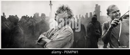 Original Film Title: ENEMY AT THE GATES.  English Title: ENEMY AT THE GATES.  Film Director: JEAN-JACQUES ANNAUD.  Year: 2001.  Stars: JEAN-JACQUES ANNAUD. Credit: TRI STAR PICTURES / Album Stock Photo