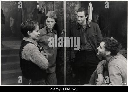 Original Film Title: ENEMY AT THE GATES.  English Title: ENEMY AT THE GATES.  Film Director: JEAN-JACQUES ANNAUD.  Year: 2001.  Stars: JUDE LAW; JOSEPH FIENNES. Credit: TRI STAR PICTURES / Album Stock Photo