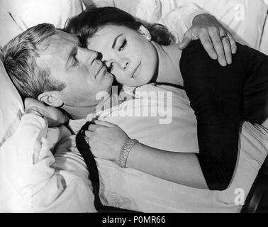 Original Film Title: LOVE WITH THE PROPER STRANGER.  English Title: LOVE WITH THE PROPER STRANGER.  Film Director: ROBERT MULLIGAN.  Year: 1963.  Stars: NATALIE WOOD; STEVE MCQUEEN. Credit: PARAMOUNT PICTURES / Album Stock Photo