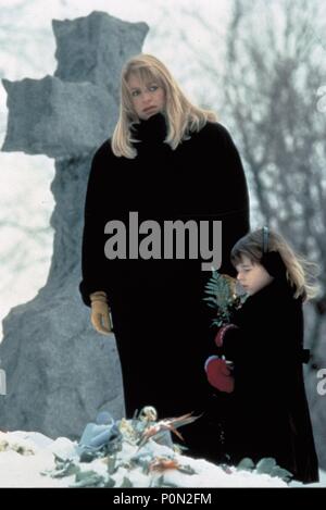 Original Film Title: THE HAND THAT ROCKS THE CRADLE.  English Title: THE HAND THAT ROCKS THE CRADLE.  Film Director: CURTIS HANSON.  Year: 1992.  Stars: REBECCA DE MORNAY. Credit: BUENA VISTA / Album Stock Photo