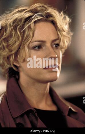 Original Film Title: HOLLOW MAN.  English Title: HOLLOW MAN.  Film Director: PAUL VERHOEVEN.  Year: 2000.  Stars: ELISABETH SHUE. Credit: COLUMBIA PICTURES / VAUGHAN, STEPHEN / Album Stock Photo