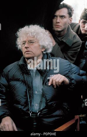 Original Film Title: ENEMY AT THE GATES.  English Title: ENEMY AT THE GATES.  Film Director: JEAN-JACQUES ANNAUD.  Year: 2001.  Stars: JEAN-JACQUES ANNAUD; JUDE LAW. Credit: TRI STAR PICTURES / BAILEY, ALEX / Album Stock Photo