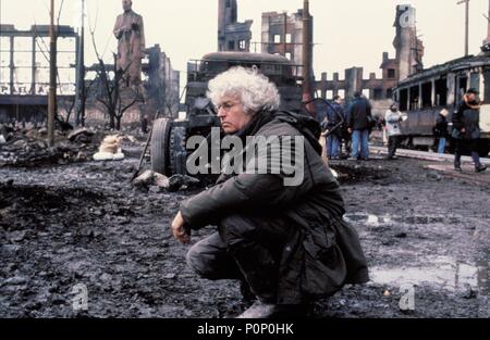 Original Film Title: ENEMY AT THE GATES.  English Title: ENEMY AT THE GATES.  Film Director: JEAN-JACQUES ANNAUD.  Year: 2001.  Stars: JEAN-JACQUES ANNAUD. Credit: TRI STAR PICTURES / BAILEY, ALEX / Album Stock Photo