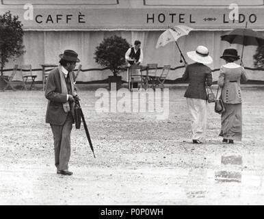 Original Film Title: MORTE A VENEZIA.  English Title: DEATH IN VENICE.  Film Director: LUCHINO VISCONTI.  Year: 1971.  Stars: DIRK BOGARDE. Credit: WARNER BROTHERS / Album Stock Photo