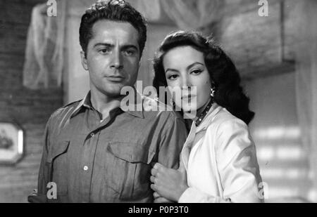 Original Film Title: LA CORONA NEGRA.  English Title: BLACK CROWN.  Film Director: LUIS SASLAVSKY.  Year: 1951.  Stars: ROSSANO BRAZZI; MARIA FELIX. Credit: SUEVIA FILMS-CESAREO GONZALEZ/GUION  PROD. CINEMATOGRAFICAS/ / Album Stock Photo