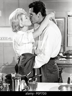 Original Film Title: THE THRILL OF IT ALL.  English Title: THE THRILL OF IT ALL.  Film Director: NORMAN JEWISON.  Year: 1963.  Stars: JAMES GARNER; DORIS DAY. Credit: UNIVERSAL PICTURES / Album Stock Photo