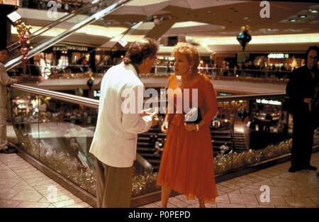 Original Film Title: SCENES FROM A MALL.  English Title: SCENES FROM A MALL.  Film Director: PAUL MAZURSKY.  Year: 1991.  Stars: BETTE MIDLER; WOODY ALLEN. Credit: TOUCHSTONE PICTURES / Album Stock Photo