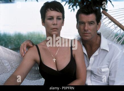 Original Film Title: THE TAILOR OF PANAMA.  English Title: THE TAILOR OF PANAMA.  Film Director: JOHN BOORMAN.  Year: 2001.  Stars: PIERCE BROSNAN; JAMIE LEE CURTIS. Credit: COLUMBIA PICTURES / HESSION, JONATHAN / Album Stock Photo