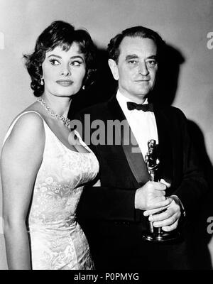 Description: 1958 - 30th Annual Academy Awards (1958). Sophia Loren with David Lean, winner of the best director award for 'The Bridge on The River Kwai '..  Year: 1958.  Stars: DAVID LEAN; SOPHIA LOREN. Stock Photo