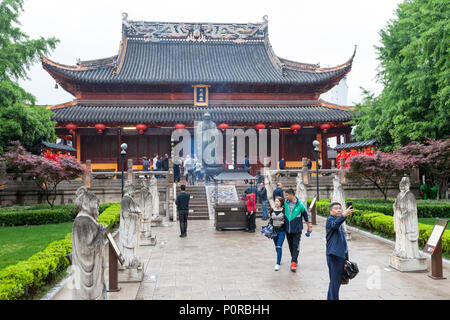 Nanjing, Jiangsu, China.  Statue of Confucius in front of Dacheng Hall.  Disciples of Confucius line the walkway on either side. Stock Photo