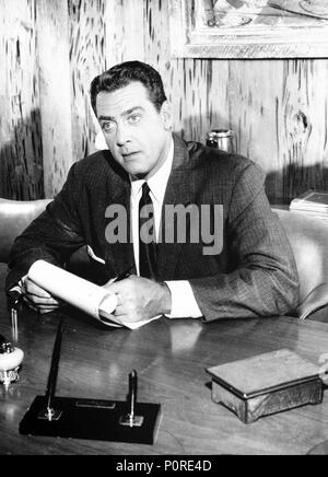 Original Film Title: PERRY MASON.  English Title: PERRY MASON.  Film Director: LASZLO BENEDEK; EARL BELLAMY.  Year: 1957.  Stars: RAYMOND BURR. Credit: CB FILMS / Album Stock Photo