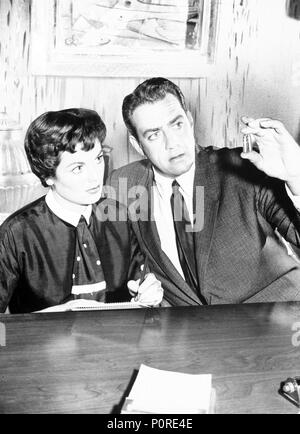 Original Film Title: PERRY MASON.  English Title: PERRY MASON.  Film Director: LASZLO BENEDEK; EARL BELLAMY.  Year: 1957.  Stars: RAYMOND BURR; BARBARA HALE. Credit: CB FILMS / Album Stock Photo