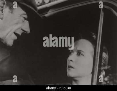 Original Film Title: HAUNTING, THE.  English Title: HAUNTING, THE.  Film Director: ROBERT WISE.  Year: 1963.  Stars: JULIE HARRIS; CLAIRE BLOOM. Credit: M.G.M. / Album Stock Photo